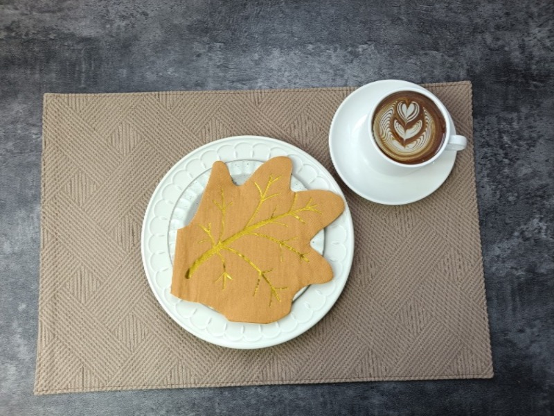 Mitä ovat leikatut lautasliinat? Täydellinen opas näihin luoviin pöytäsisustustarvikkeisiin